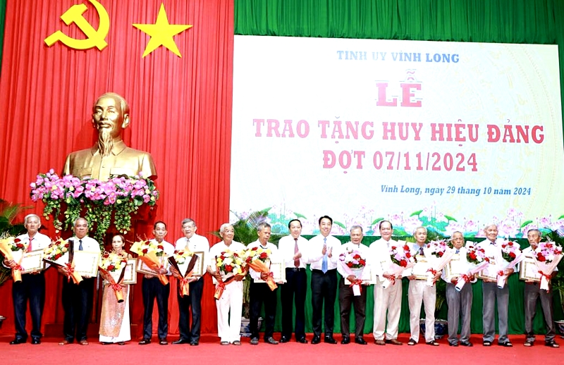 Tỉnh Vĩnh Long tổ chức trao Huy hiệu Đảng cho các đảng viên cao tuổi