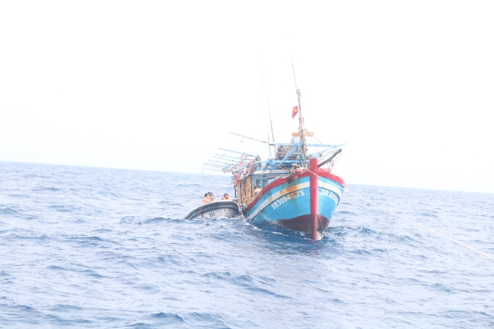 Tàu 267, Vùng 2 Hải quân kịp thời cấp cứu ngư dân trên biển