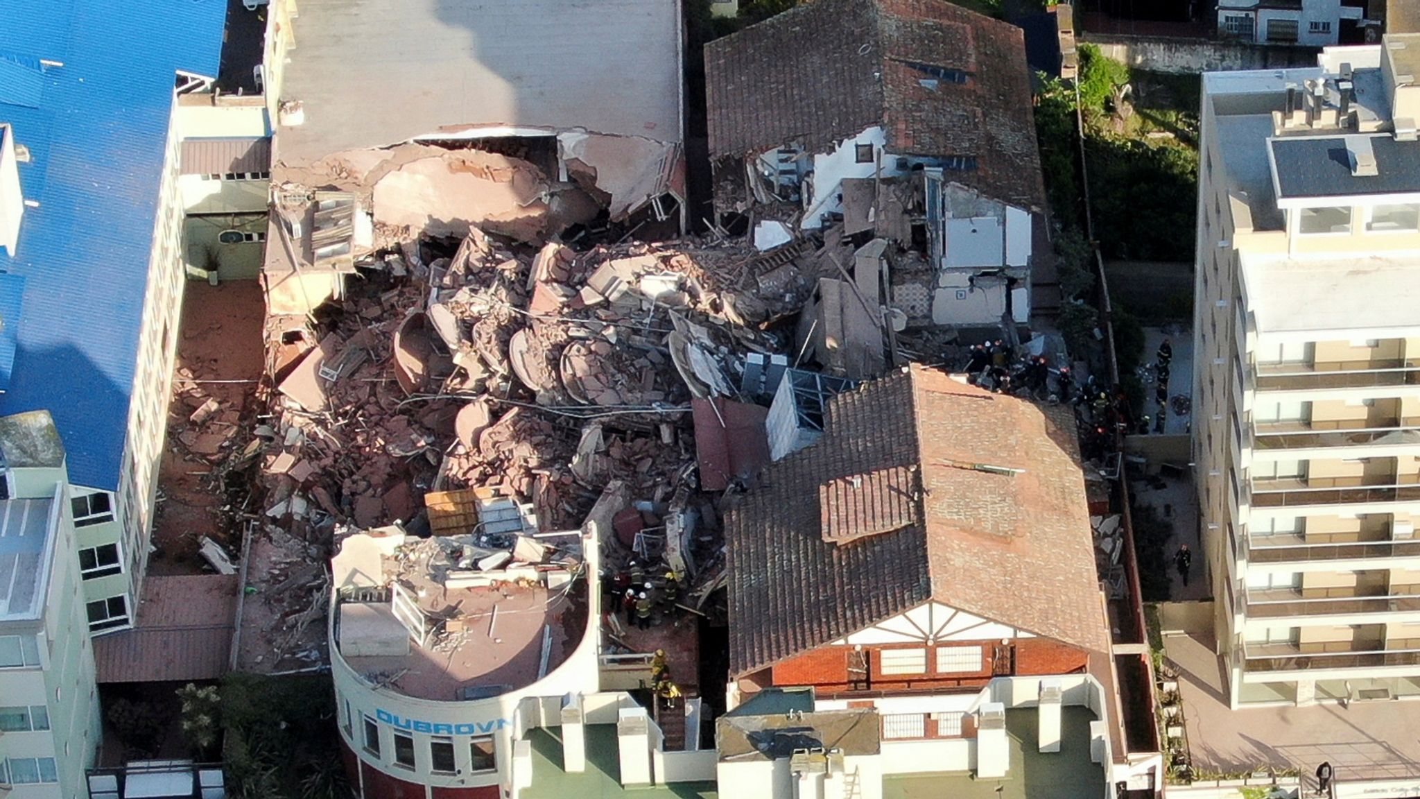 Nỗ lực tìm kiếm nhiều người mất tích trong vụ sập khách sạn 10 tầng tại Argentina