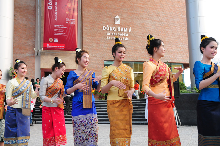 Việt - Lào Tình hữu nghị vàng son, sáng mãi với thời gian