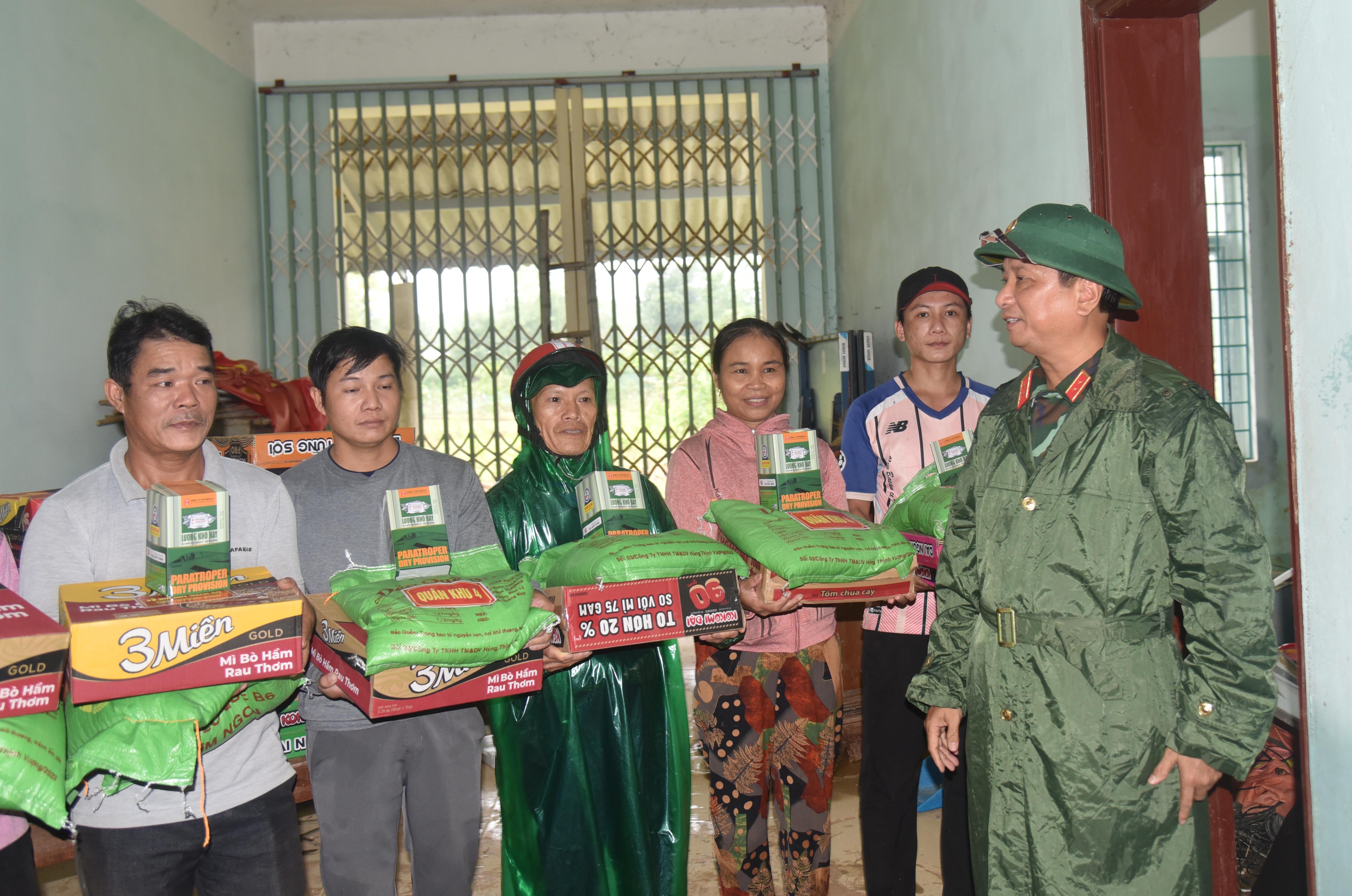 Bộ Tư lệnh Quân khu 4 tiếp sức vùng rốn lũ