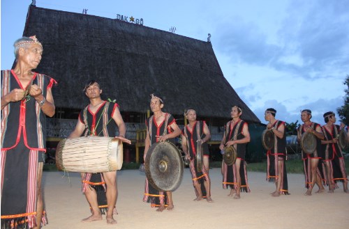 Tôn vinh bản sắc văn hóa dân tộc trên địa bàn tỉnh Kon Tum