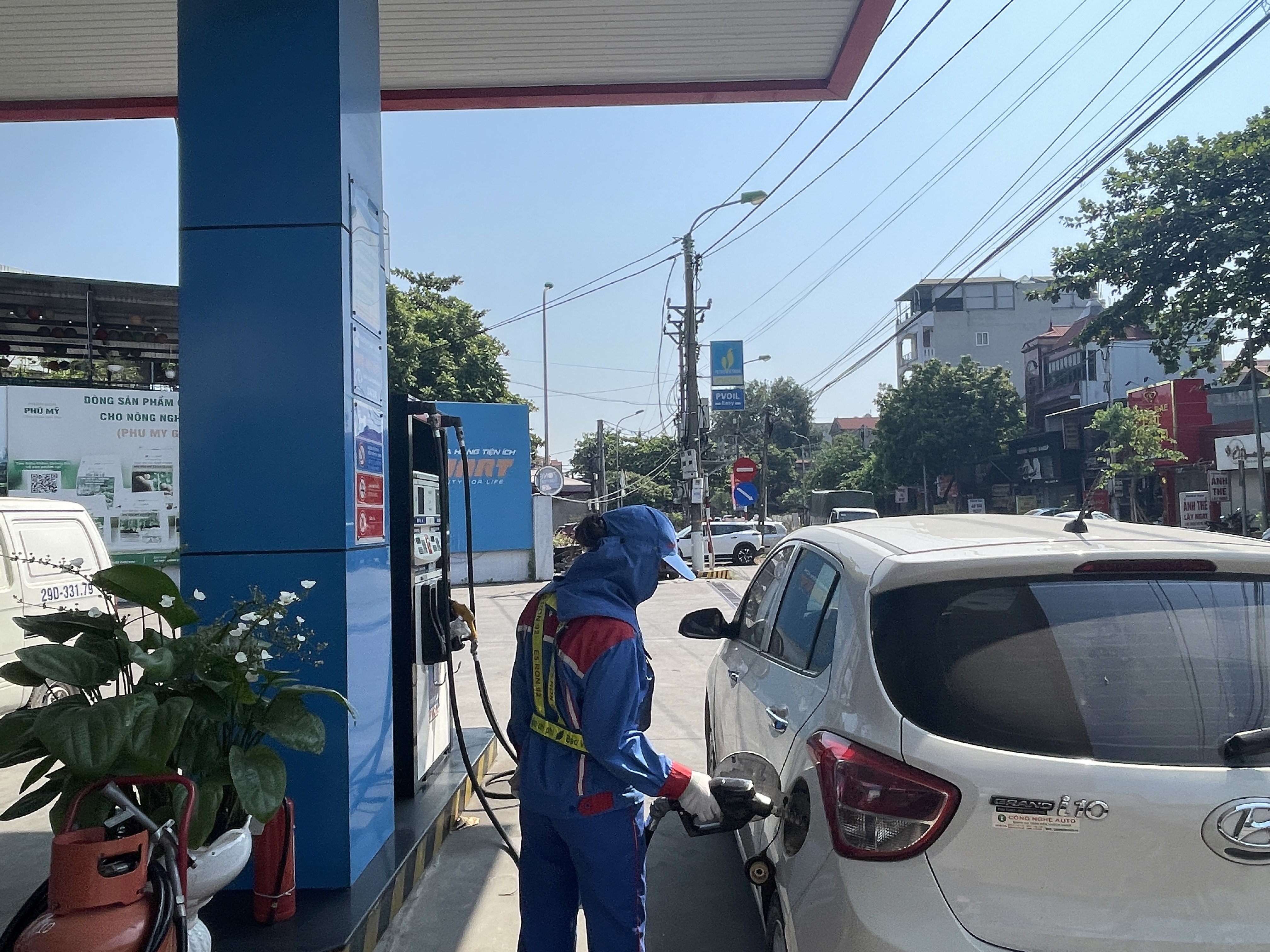 Giá xăng giảm gần 400 đồng lít