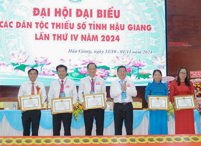 Hậu Giang Đẩy mạnh công tác giảm nghèo, nâng cao đời sống vật chất, tinh thần cho đồng bào các dân tộc