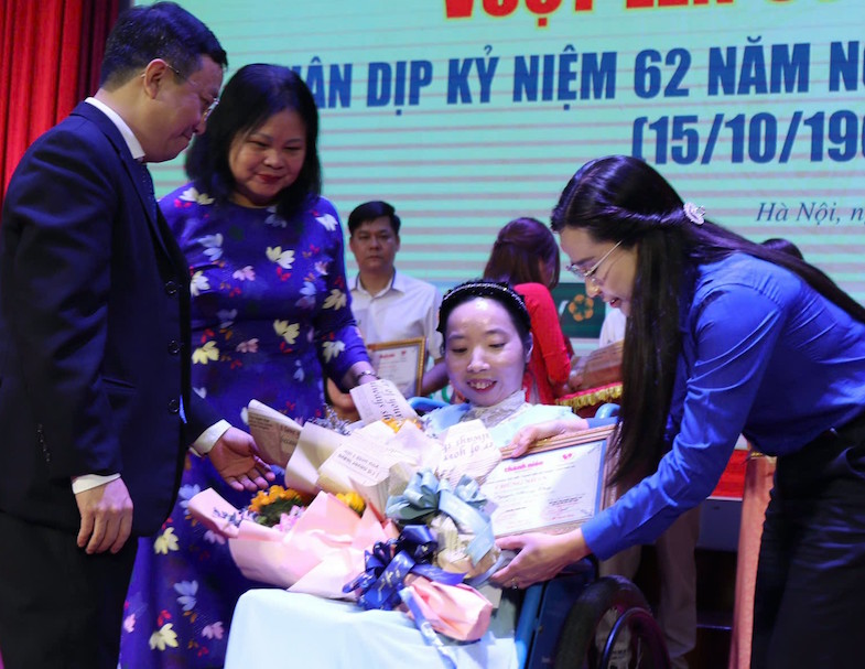 Gần 1 000 bài dự thi viết “Vượt lên số phận”