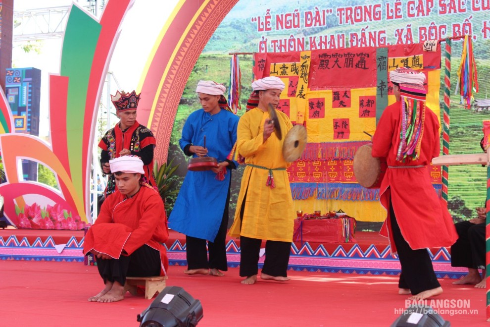 Trình diễn trích đoạn lễ hội, nghi thức sinh hoạt văn hoá vùng Đông Bắc