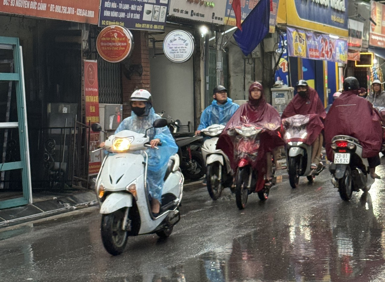 Hà Nội mưa rào, trời chuyển lạnh từ chiều nay 4 11