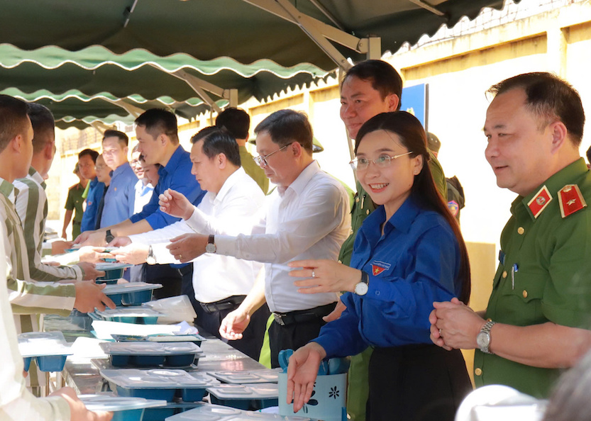 Giáo dục, giúp đỡ phạm nhân cải tạo, hoàn lương