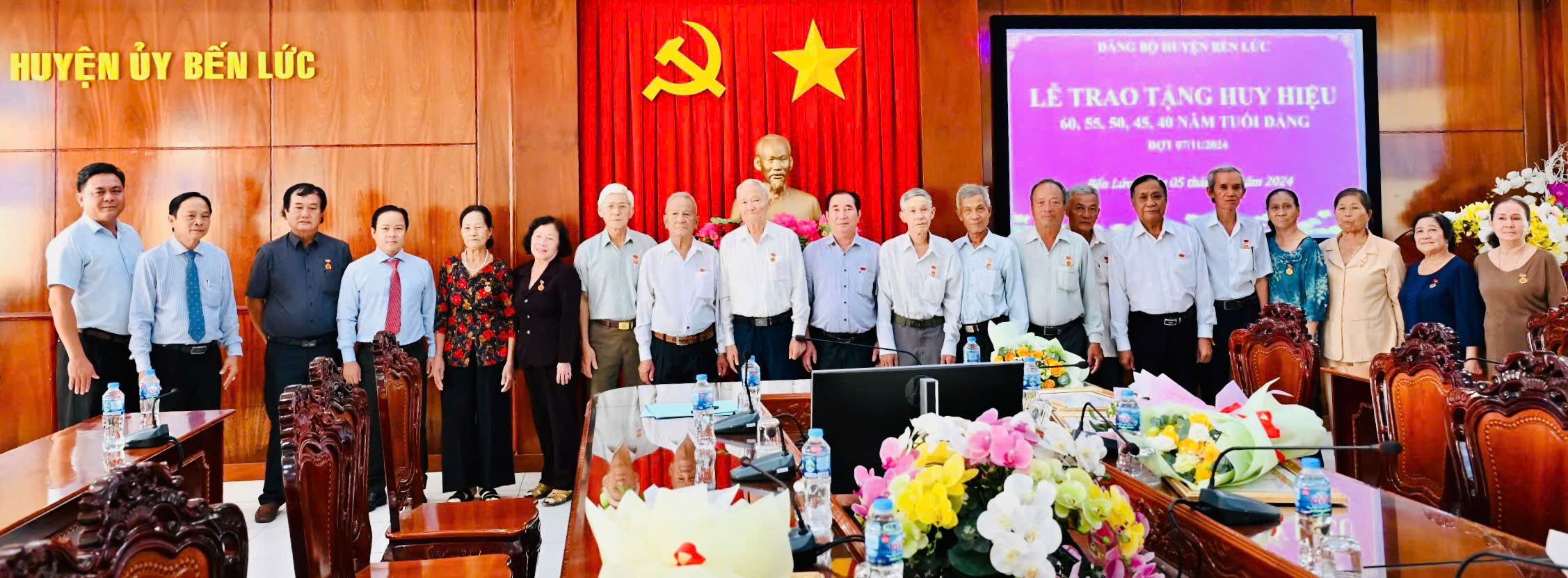 Bến Lức 20 đảng viên được trao huy hiệu Đảng