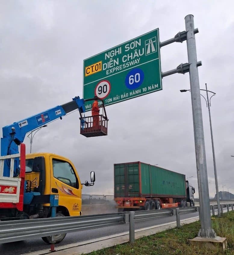 Gắn chữ “đoạn đường Sơn Hải bảo hành 10 năm” trên biển báo là chưa phù hợp