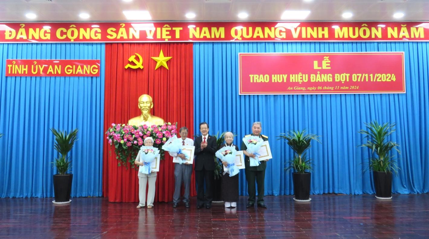 An Giang Tặng, truy tặng Huy hiệu Đảng cho 251 đảng viên