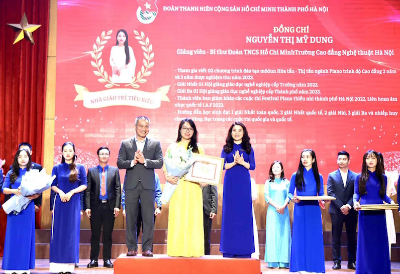 Biểu dương 32 “Nhà giáo trẻ Thủ đô tiêu biểu”