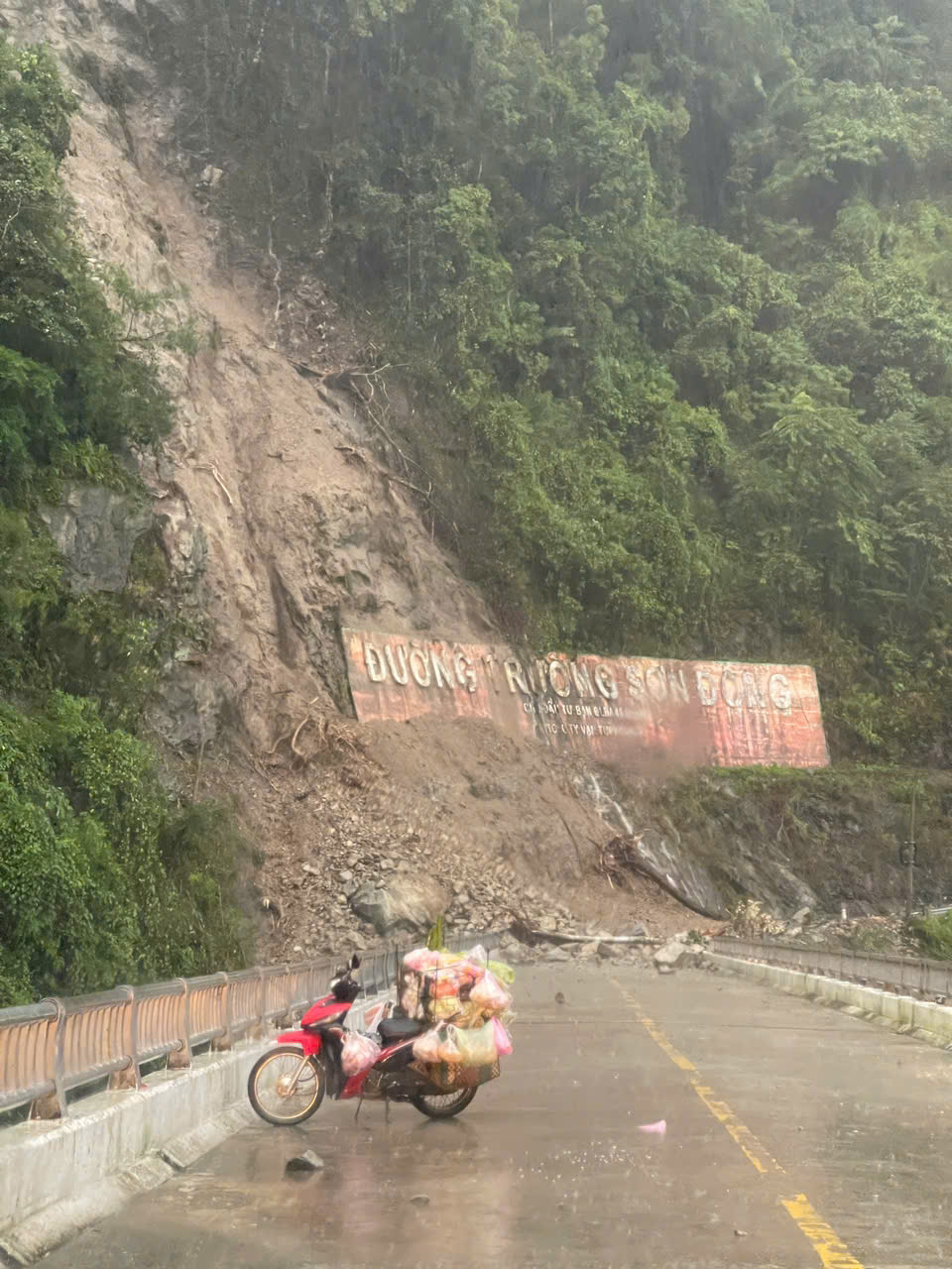 Nguy hiểm rình rập tại đường Trường Sơn Đông