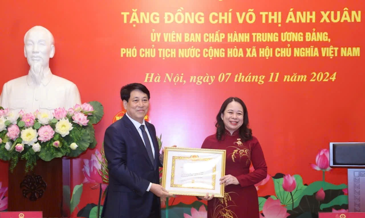 Phó Chủ tịch nước Võ Thị Ánh Xuân nhận Huy hiệu 30 năm tuổi Đảng