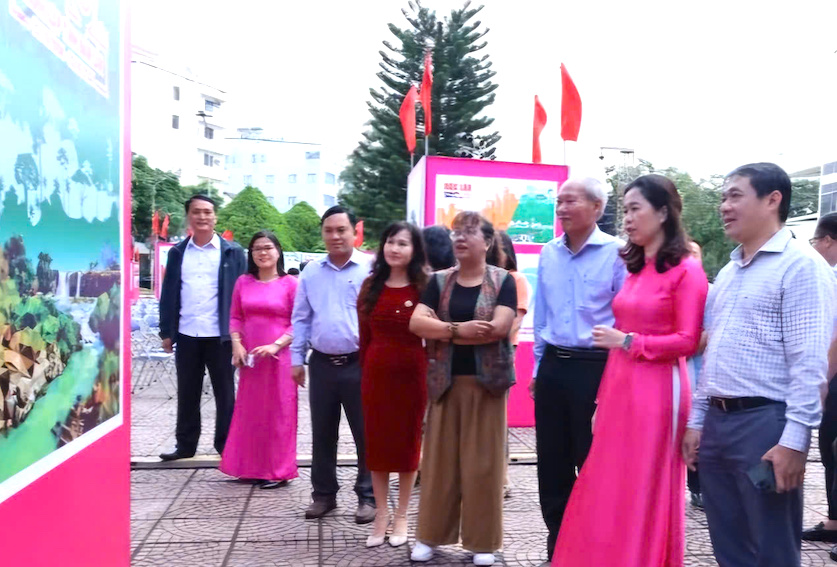 Triển lãm tranh cổ động tuyên truyền kỷ niệm 120 năm Ngày thành lập tỉnh Đắk Lắk