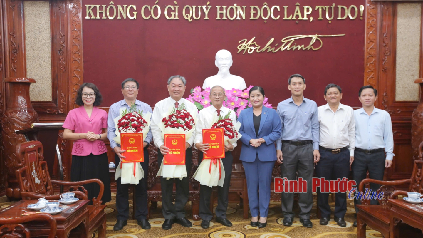Bình Phước trao các quyết định về công tác cán bộ