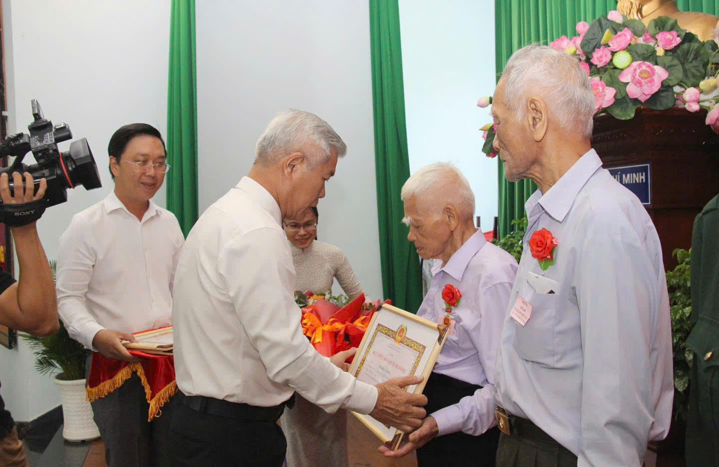 Thành ủy Thủ Đức TP Hồ Chí Minh trao 296 Huy hiệu Đảng đợt ngày 7 11