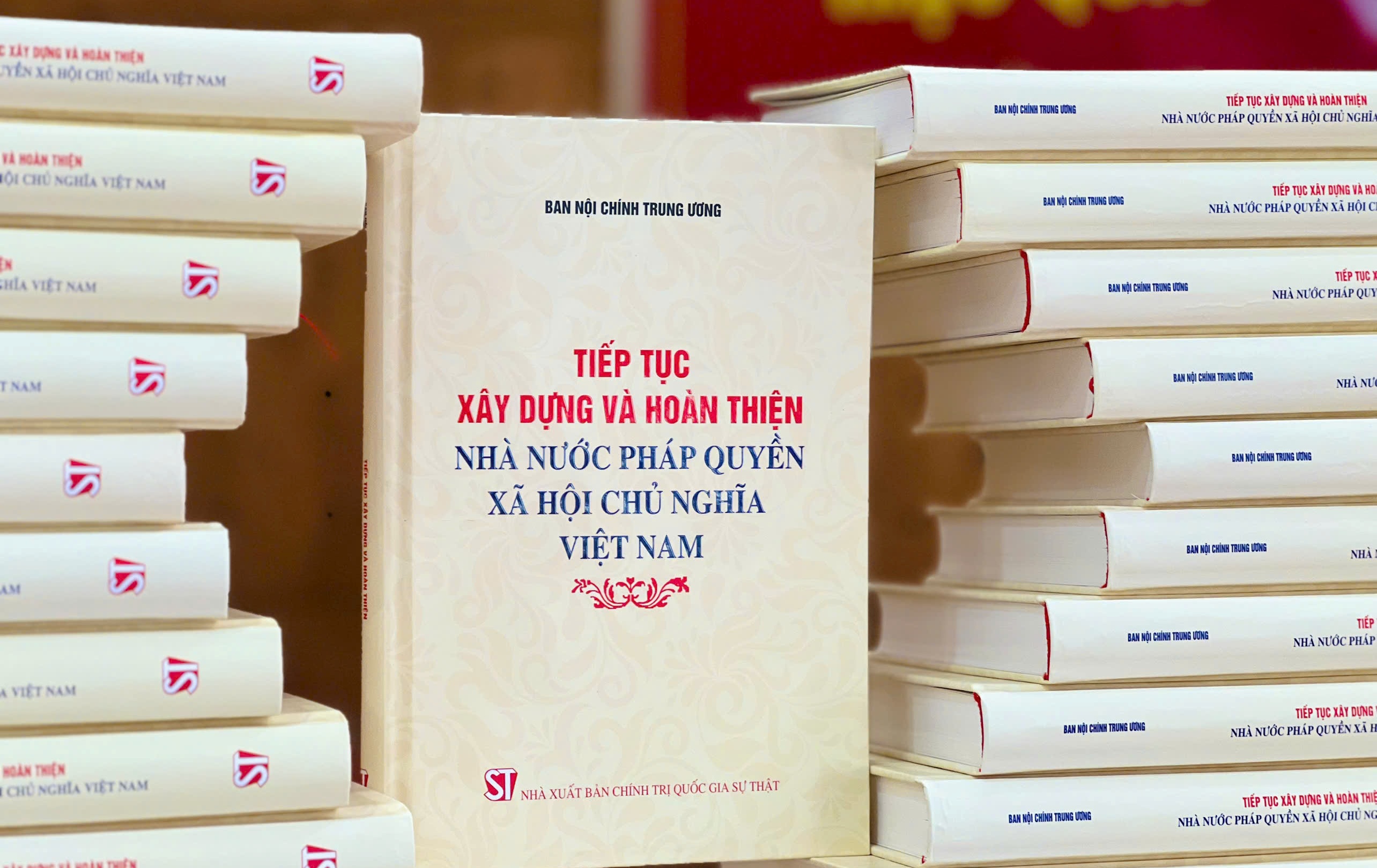 Ra mắt cuốn sách “Tiếp tục xây dựng và hoàn thiện Nhà nước pháp quyền xã hội chủ nghĩa Việt Nam”
