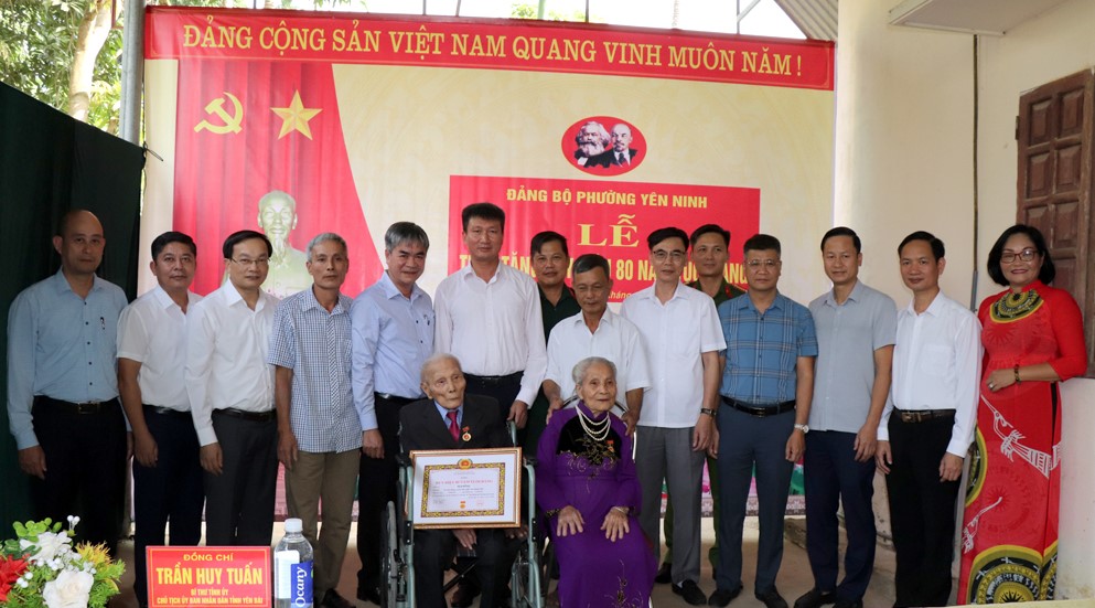 Đảng viên đầu tiên của Đảng bộ tỉnh Yên Bái được trao tặng Huy hiệu 80 năm tuổi Đảng