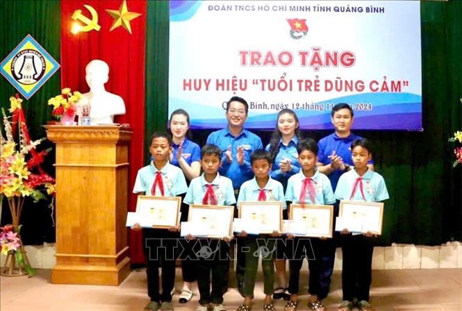 Tặng huy hiệu “Tuổi trẻ dũng cảm” cho 5 học sinh cứu sống 2 em nhỏ đuối nước