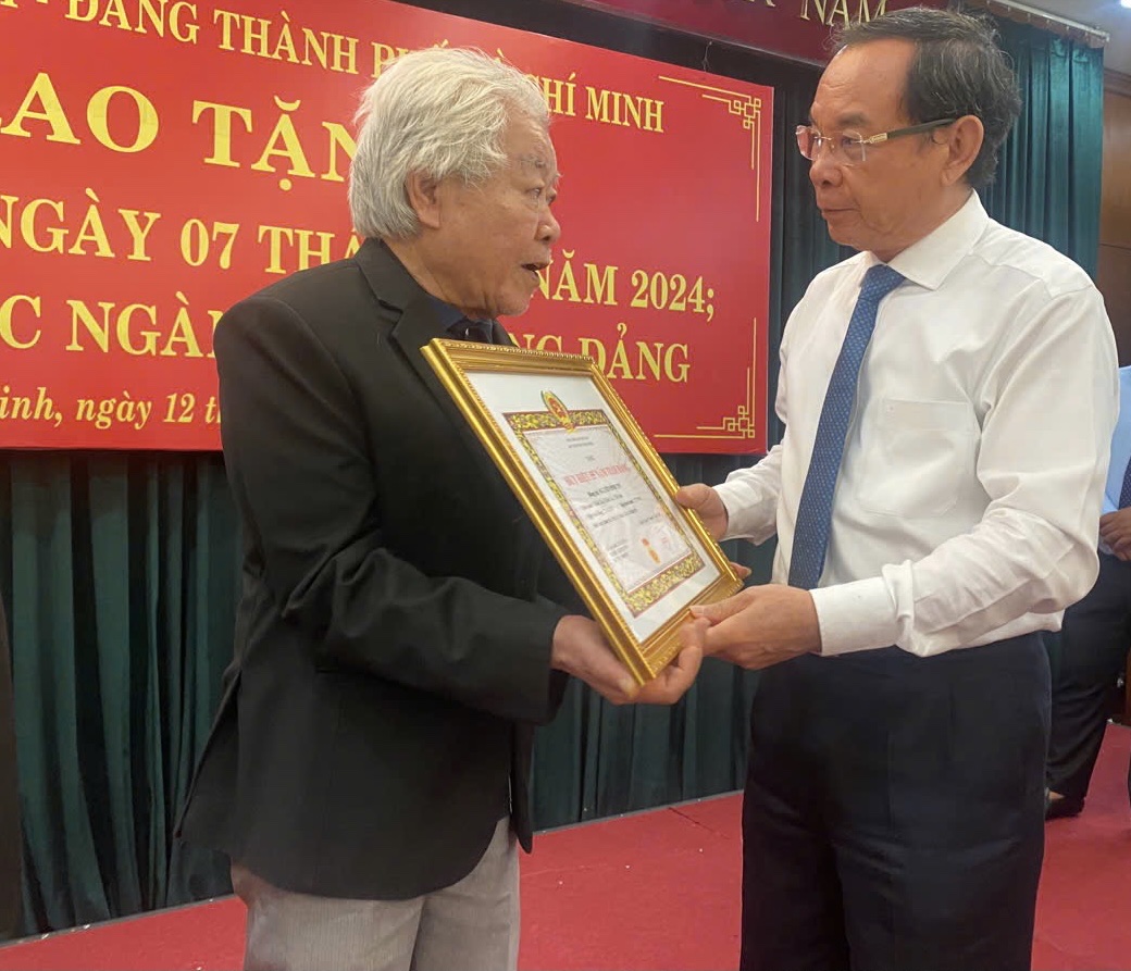 TP Hồ Chí Minh Trao Huy hiệu Đảng cho đảng viên thuộc Đảng ủy Khối Dân-Chính-Đảng
