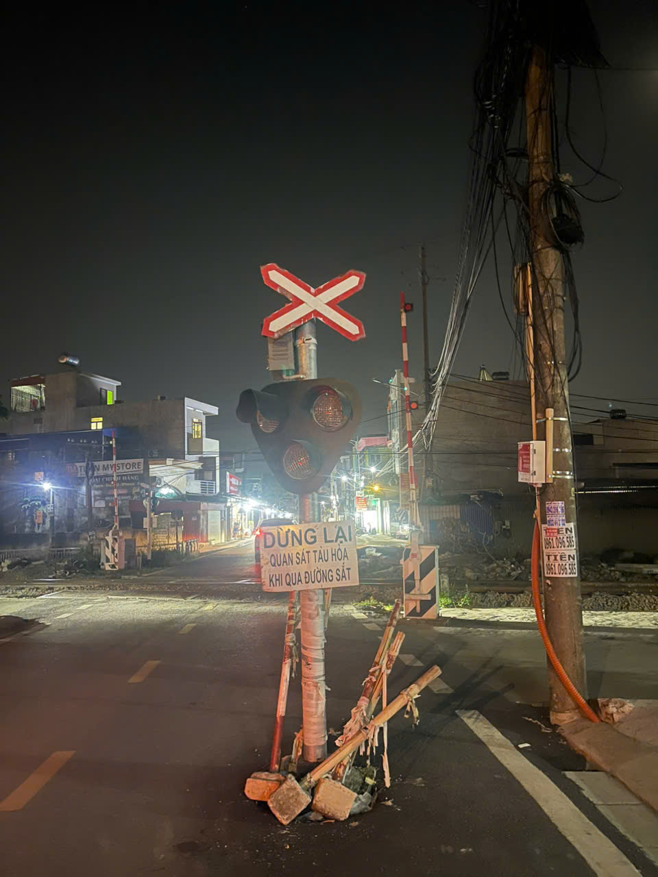 Hải Phòng Cần sớm di dời các cột điện nằm giữa đường giao thông