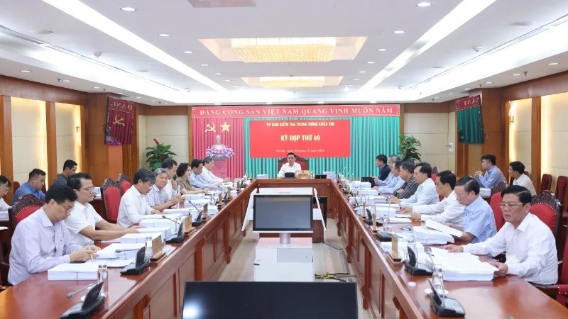 Bộ Chính trị xem xét, thi hành kỷ luật tổ chức đảng, đảng viên