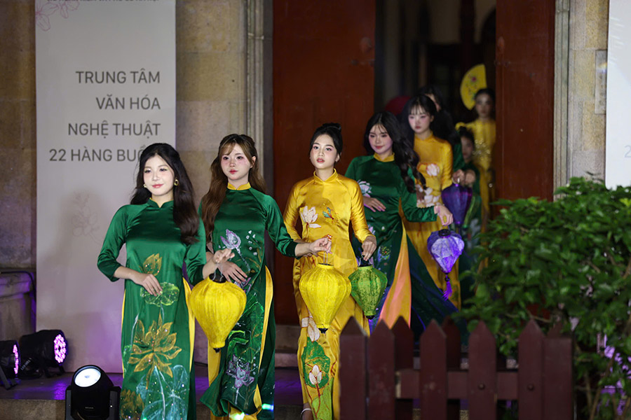 Trình diễn thời trang Sắc màu di sản