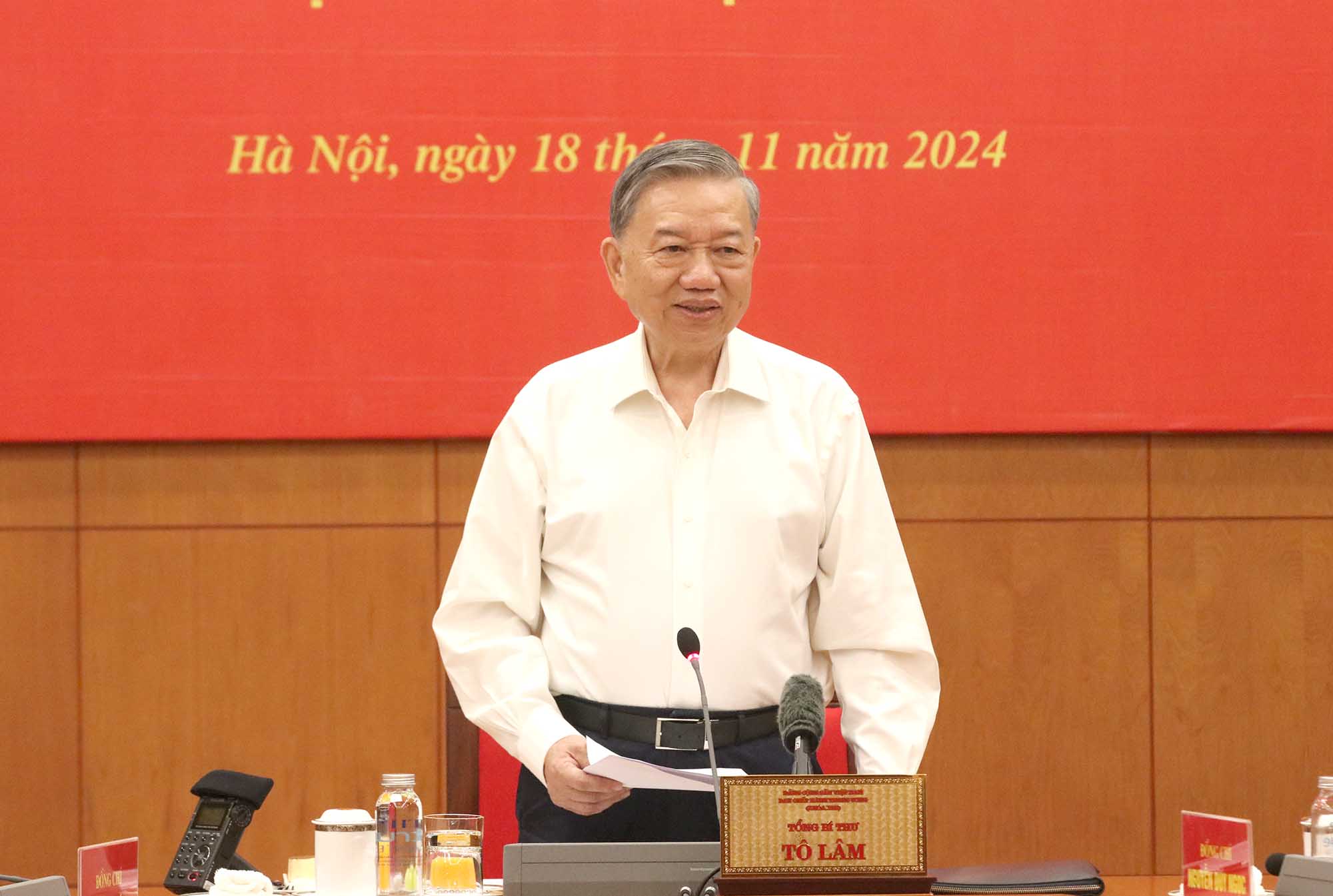 Đặt lợi ích hợp pháp, chính đáng của nhân dân lên trên hết, trước hết