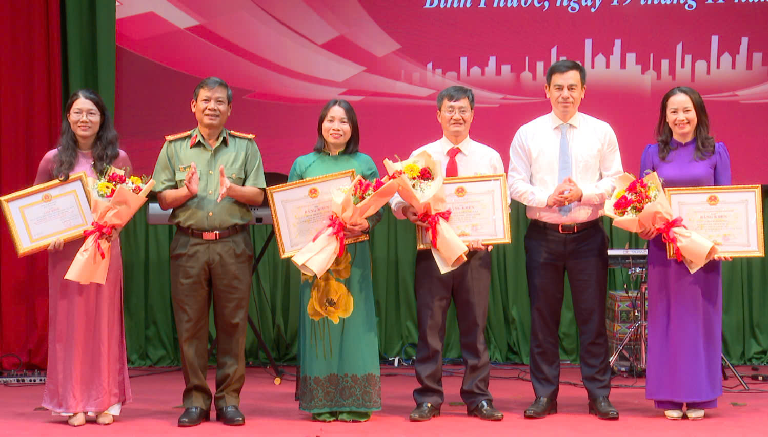 Bình Phước Trao giải Cuộc thi Chính luận về bảo vệ nền tảng tư tưởng của Đảng