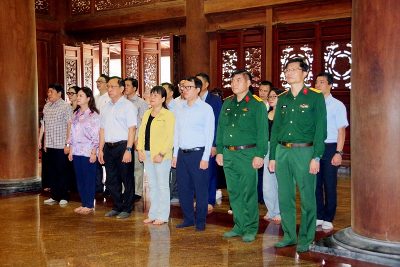 Đảng ủy Tổng Công ty Hàng hải Việt Nam dâng hương tưởng niệm Chủ tịch Hồ Chí Minh