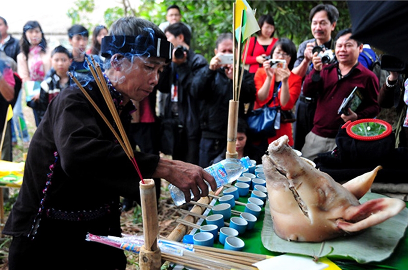 Giữ rừng thiêng - Nơi giao thoa giữa thiên nhiên và tín ngưỡng của người Lự