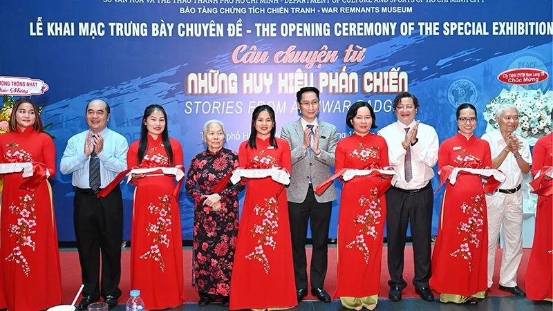 Khai mạc trưng bày chuyên đề “Câu chuyện từ những huy hiệu phản chiến”