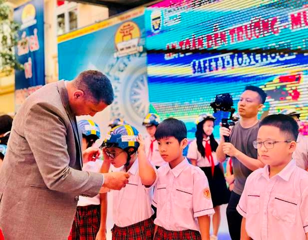 Đại sứ quán Thụy Điển tặng hơn 1 000 mũ bảo hiểm cho học sinh Cầu Giấy, Hà Nội