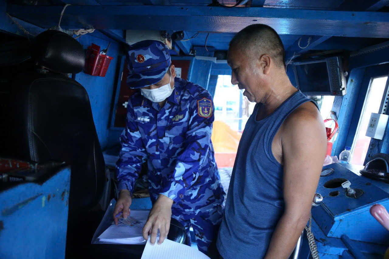 Bắt giữ tàu cá chở 55 000 lít dầu DO không rõ nguồn gốc