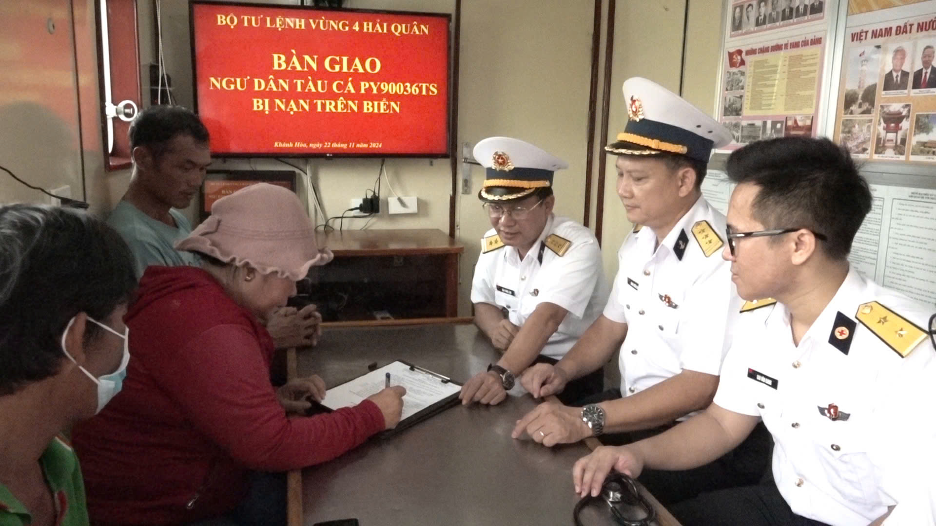 Bàn giao ngư dân bị bệnh cho gia đình và địa phương