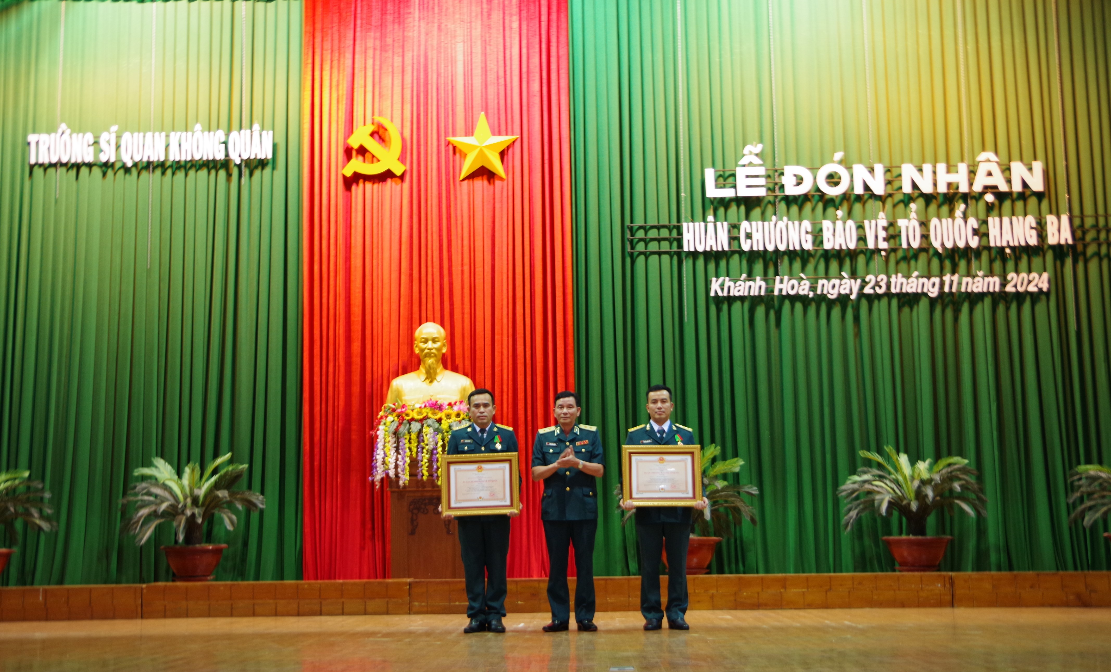 Tặng thưởng Huân chương bảo vệ Tổ quốc hạng Ba cho hai phi công