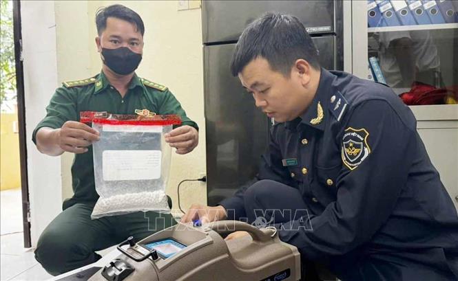 Phát hiện 1 500 viên nén nghi ma túy trôi dạt vào bờ biển Quảng Ngãi