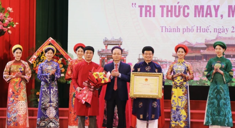 Thừa Thiên - Huế đón nhận danh hiệu Di sản văn hóa phi vật thể quốc gia “Tri thức may, mặc áo dài Huế”