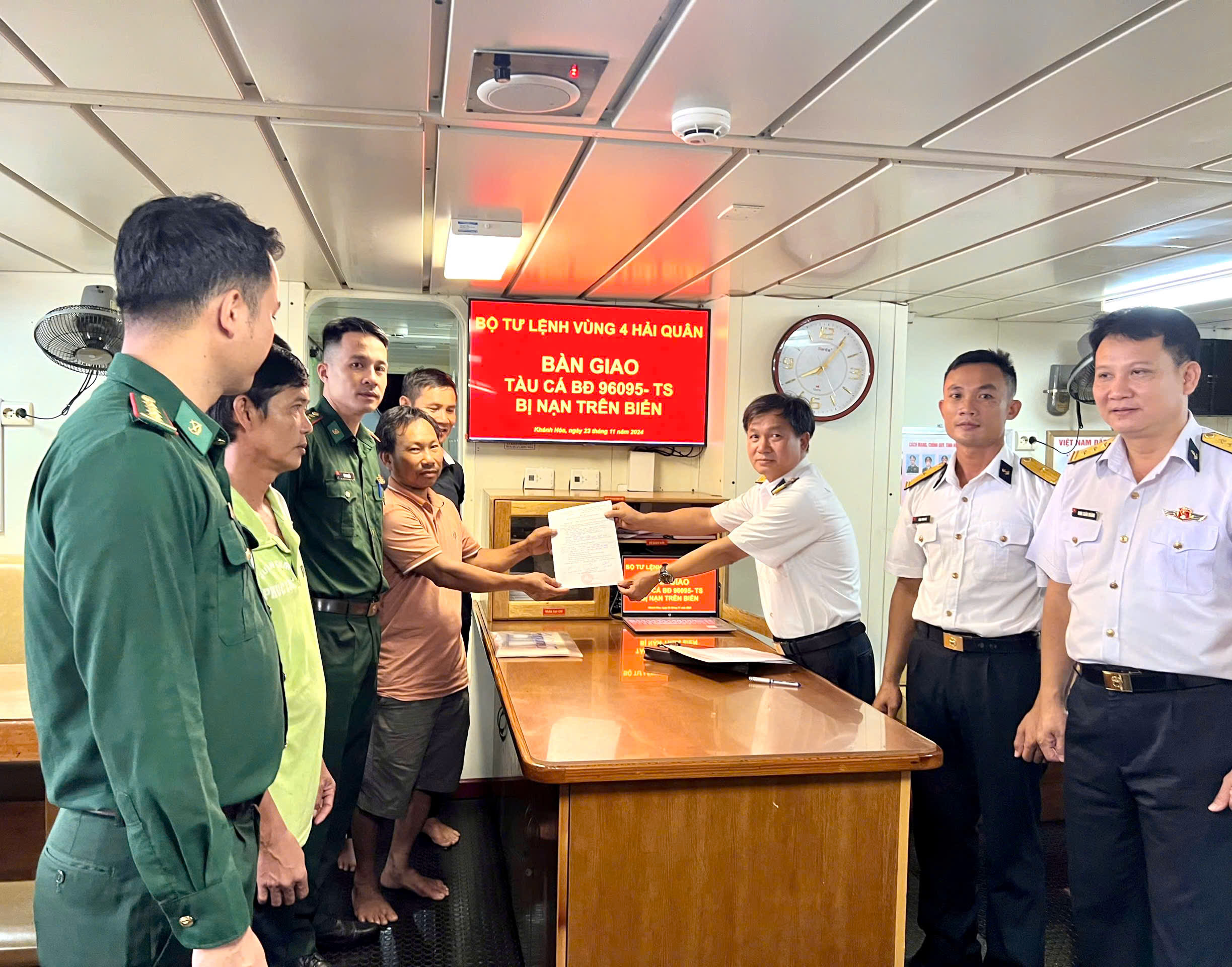 Bộ Tư lệnh Vùng 4 Hải quân bàn giao tàu cá gặp nạn trên biển