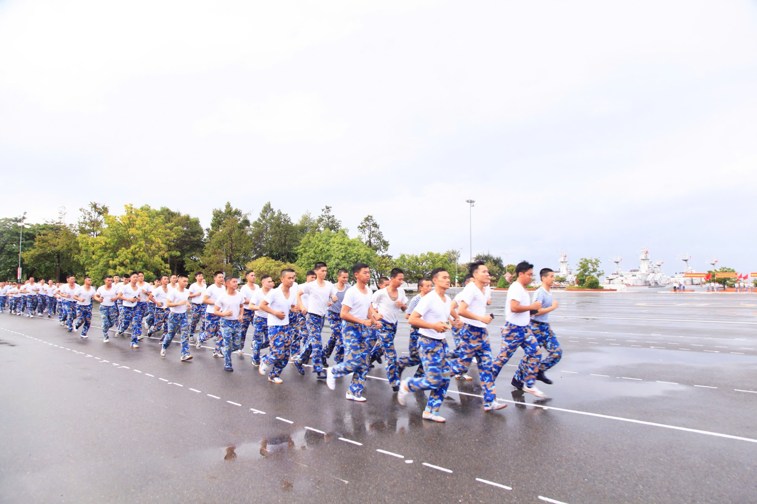 Lữ đoàn 162 tổ chức chạy bộ “Higreen - Vì Trường Sa xanh”