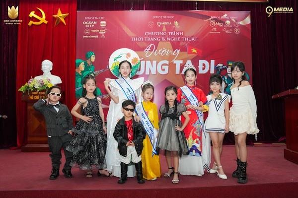 Trình diễn thời trang và nghệ thuật Đường chúng ta đi tôn vinh tình yêu dân tộc