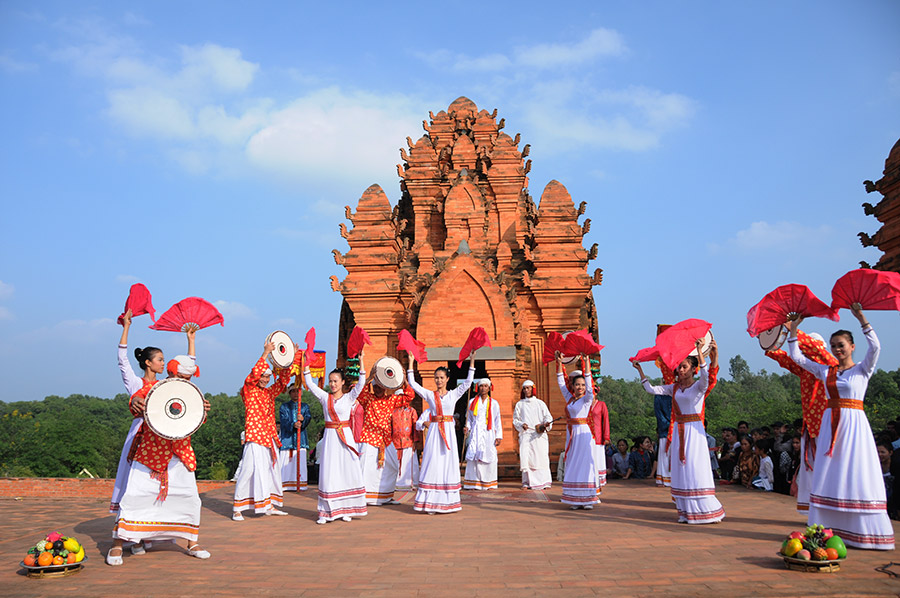 Duyên dáng trang phục Việt Sắc màu văn hóa các dân tộc