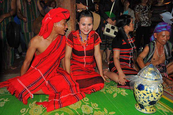 Lễ cưới truyền thống của người Pa Kô Biểu tượng văn hóa và tình đoàn kết Việt - Lào