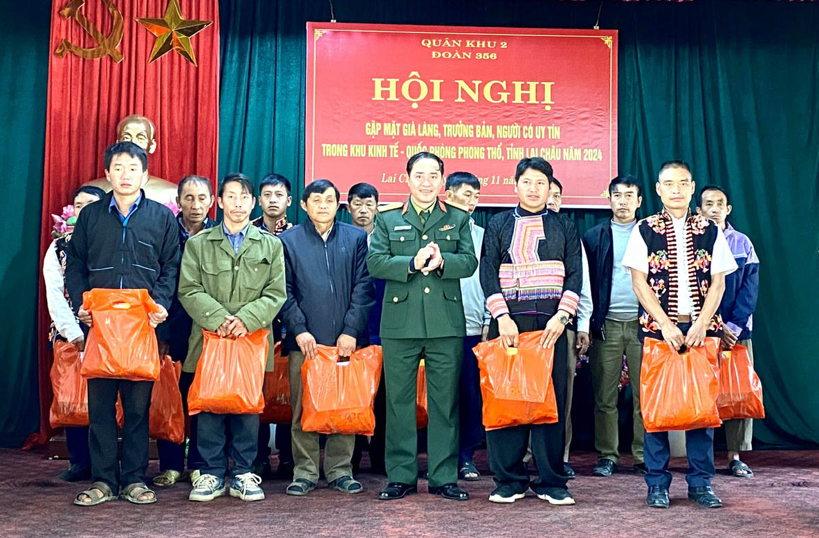 Già làng, trưởng bản, người có uy tín huyện Phong Thổ là “cầu nối” giữa Đảng với dân