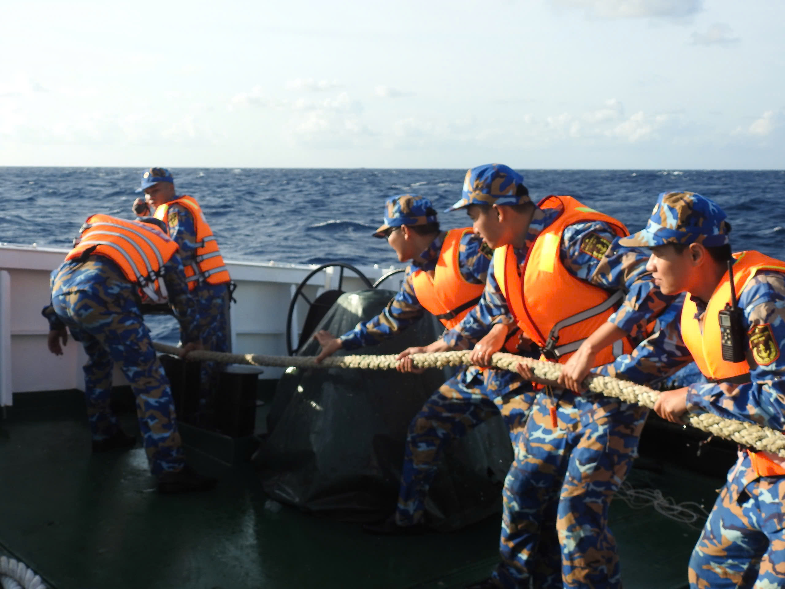 Tàu Hải quân hỗ trợ kịp thời tàu cá bị hỏng máy tại Trường Sa