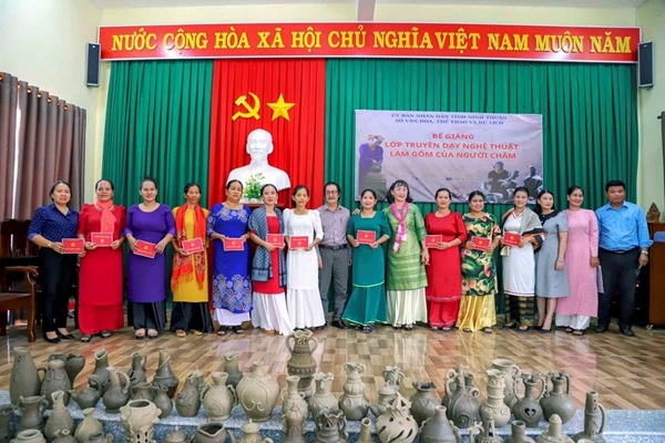 Truyền dạy Nghệ thuật làm gốm truyền thống cho người Chăm