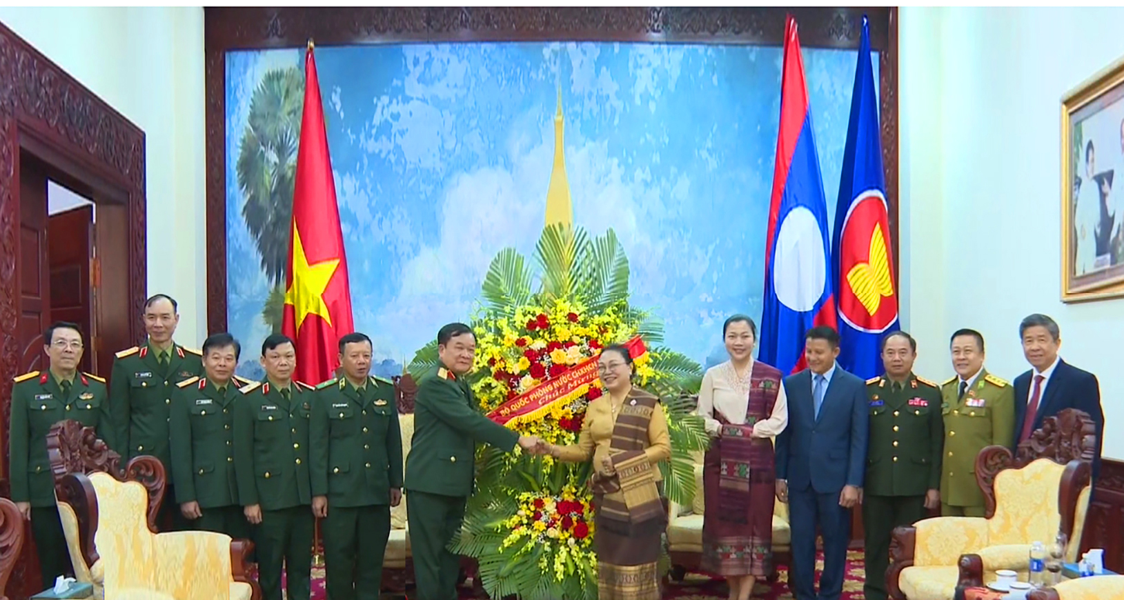 Bộ Quốc phòng Việt Nam chúc mừng 49 năm Quốc khánh Lào
