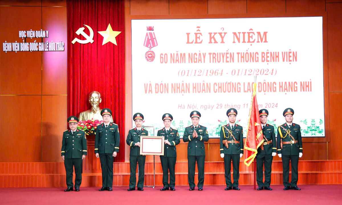 Bệnh viện Bỏng Quốc gia Lê Hữu Trác đón nhận Huân chương Lao động hạng Nhì