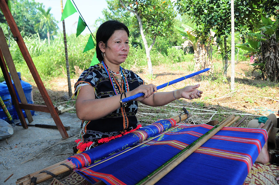 Thổ cẩm Cơ Tu Nhịp cầu văn hóa kết nối tình hữu nghị Việt – Lào